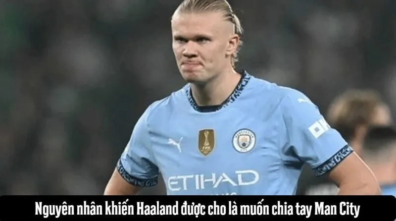 Erling Haaland suy tư trên sân tập của Manchester City