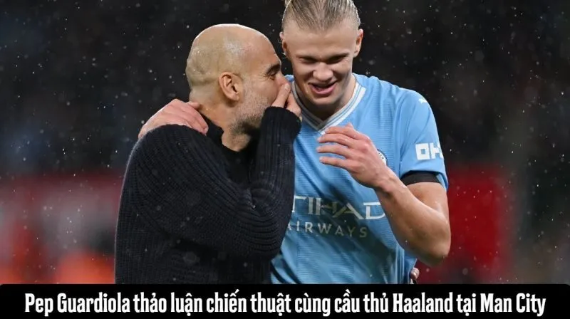 Pep Guardiola thảo luận chiến thuật cùng cầu thủ tại Man City